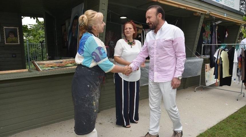 Başkan Doğan Sanat Tepesi&rsquo;ndeki İzmek Stantlarını Gezdi