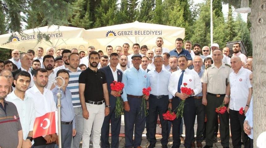 &Ouml;mer Halisdemir&rsquo;in Babası Ve Kardeşi Gebze&rsquo;de Şehitliği Ziyaret Etti