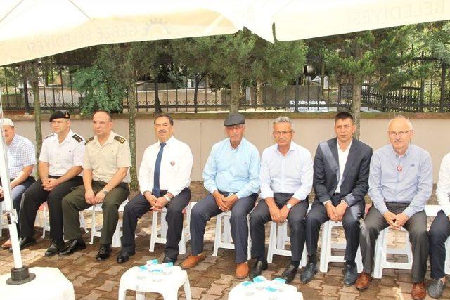 &Ouml;mer Halisdemir&rsquo;in Babası Ve Kardeşi Gebze&rsquo;de Şehitliği Ziyaret Etti 1