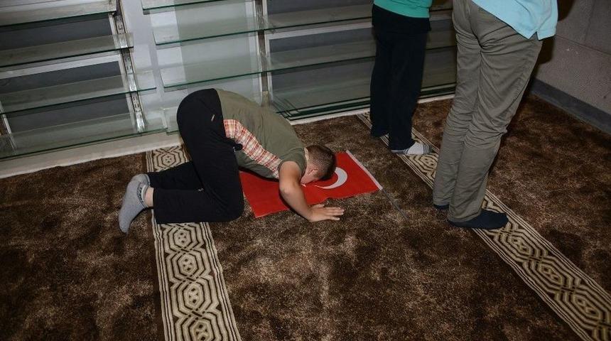 Konya&rsquo;da &Ccedil;ocuklar Sabah Namazına Ellerinde T&uuml;rk Bayraklarıyla Geldi