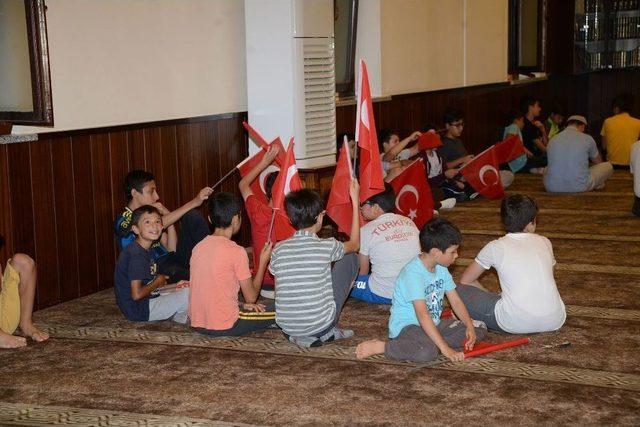 Konya&rsquo;da &Ccedil;ocuklar Sabah Namazına Ellerinde T&uuml;rk Bayraklarıyla Geldi 3