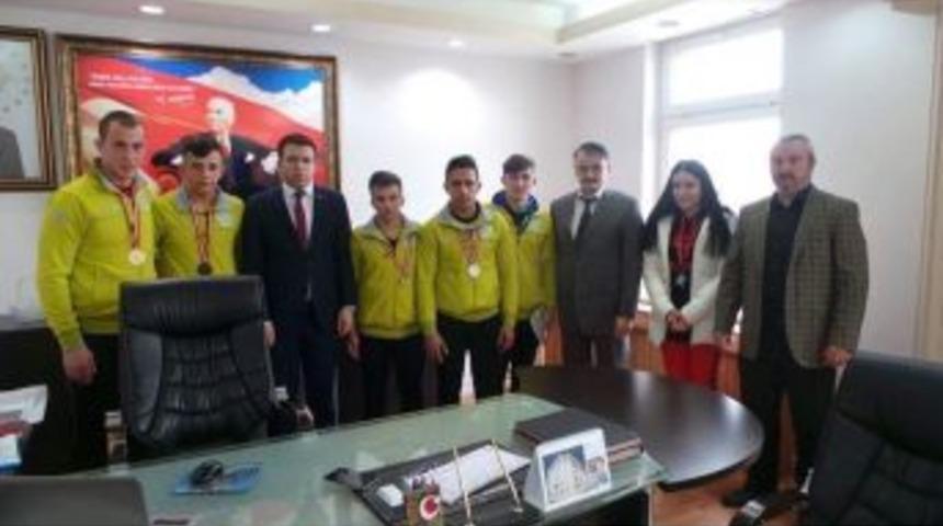 Başarılı Sporcular &Ouml;d&uuml;llendirildi