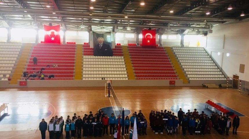 Kars&rsquo;ta Okullar Arası Voleybol Turnuvası Başladı