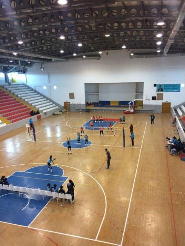 Kars’ta Okullar Arası Voleybol Turnuvası Başladı