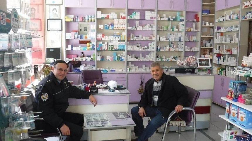 Eşme İl&ccedil;e Emniyet M&uuml;d&uuml;r&uuml; Esnafla İ&ccedil; İ&ccedil;e