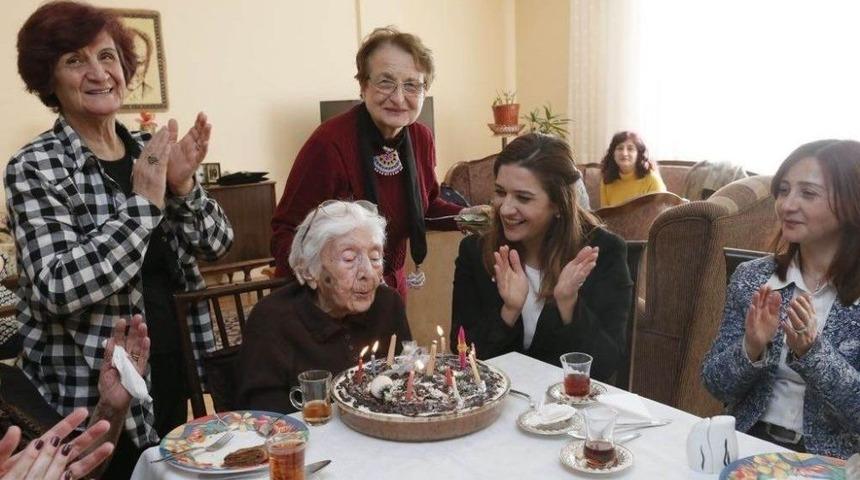 Mukime &Ouml;ğretmene 104. Yaşg&uuml;n&uuml; S&uuml;rprizi