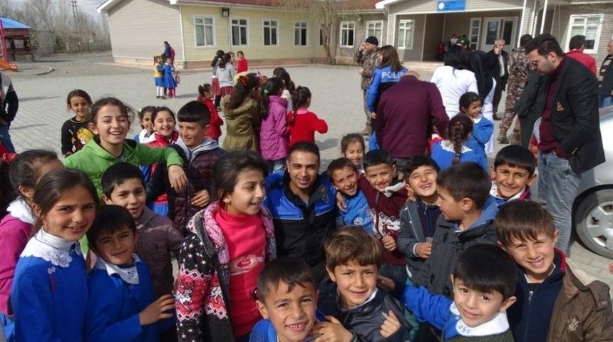 Emniyet M&uuml;d&uuml;rl&uuml;ğ&uuml;nden Eğitime Destek