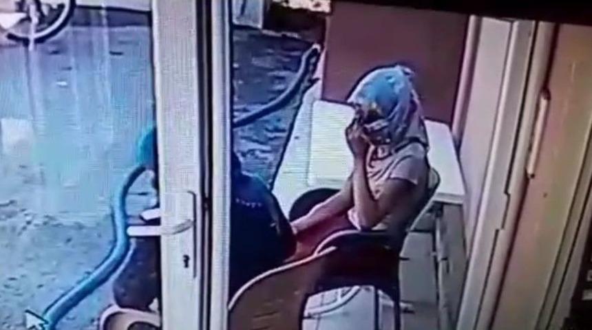 Kadın Kılığında İş Adamının Evine Giren 3 Kişi Kameralara Yakalandı