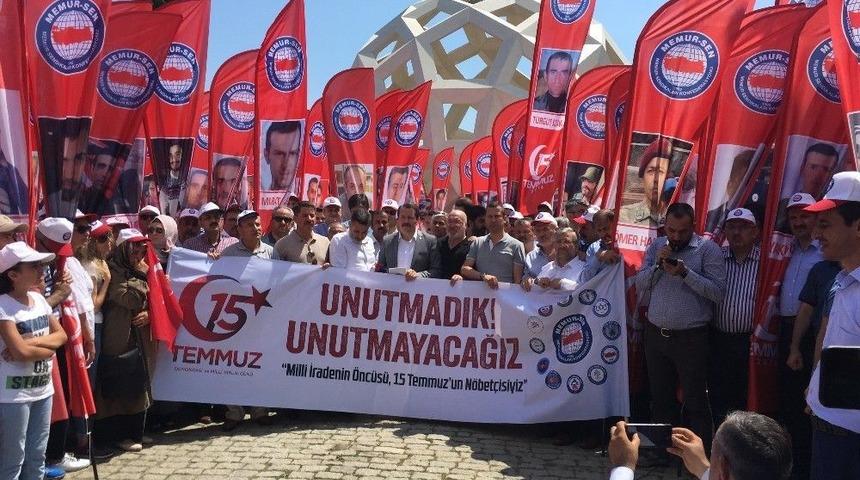 Memur-sen &Uuml;yeleri 15 Temmuz Şehitler Anıtı&rsquo;nda