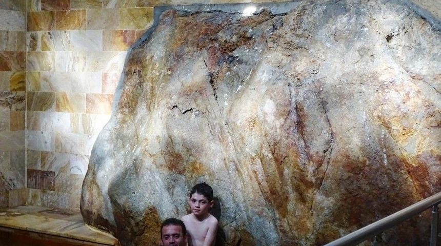 Hamamın Havuzundaki Devasa Kaya İlgi Odağı