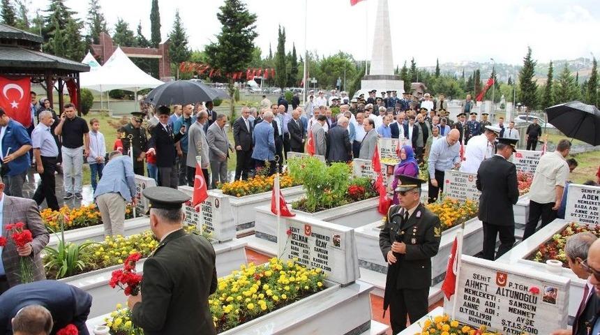15 Temmuz Demokrasi Ve Milli Birlik Günü Dolayısıyla Şehitliklerde Anma Töreni Düzenlendi