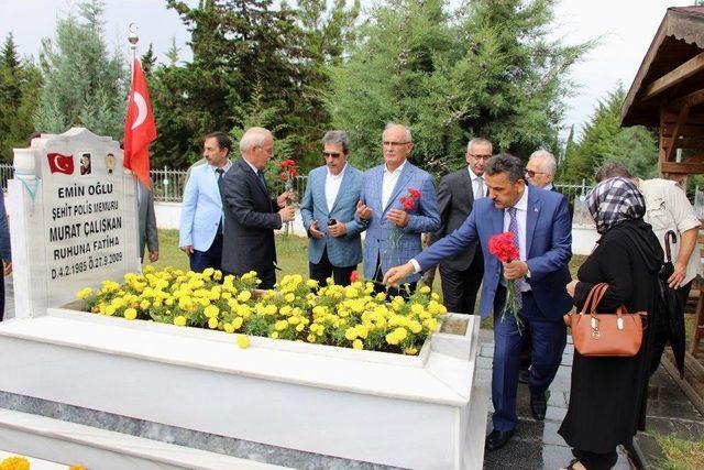 15 Temmuz Demokrasi Ve Milli Birlik Günü Dolayısıyla Şehitliklerde Anma Töreni Düzenlendi