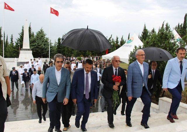 15 Temmuz Demokrasi Ve Milli Birlik Günü Dolayısıyla Şehitliklerde Anma Töreni Düzenlendi