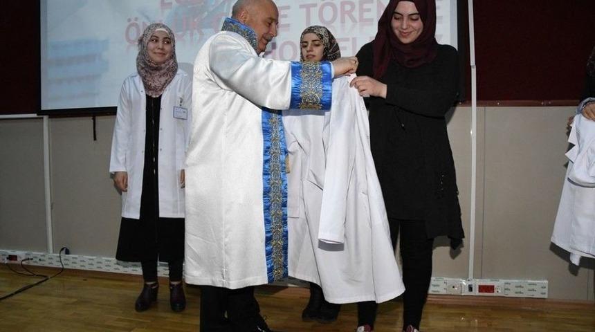 Adıyaman &Uuml;niversitesi Eczacılık Fak&uuml;ltesinde &Ouml;nl&uuml;k Giyme Heyecanı