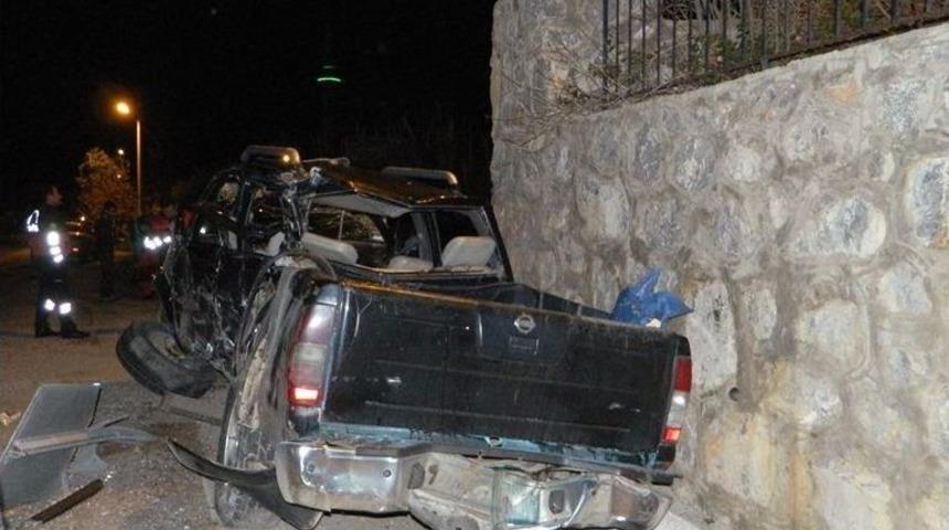 Mersin&rsquo;de Yolcu Otob&uuml;s&uuml; İle Kamyonet &Ccedil;arpıştı: 1 &Ouml;l&uuml;, 2 Yaralı