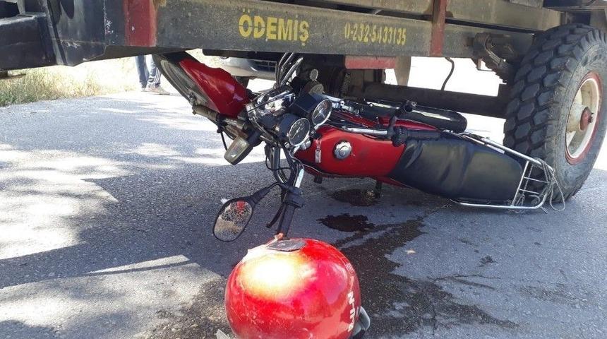Trakt&ouml;rle &Ccedil;arpışan Motosiklet S&uuml;r&uuml;c&uuml;s&uuml; Hayatını Kaybetti