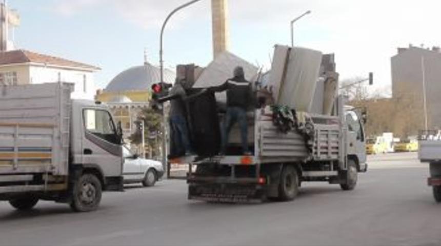 Konya’da Eşya Yüklü Kamyonette Tehlikeli Yolculuk