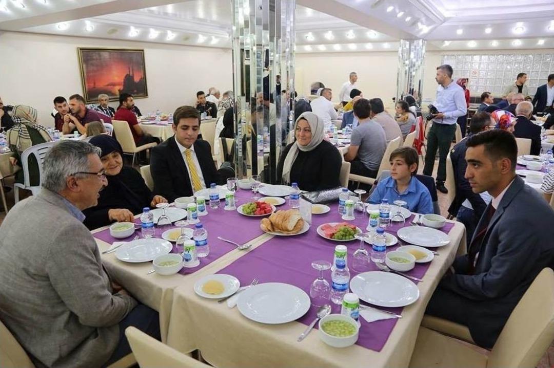 Vali Kılı&ccedil;&rsquo;tan Şehit Aileleri Ve Gazilere Yemek