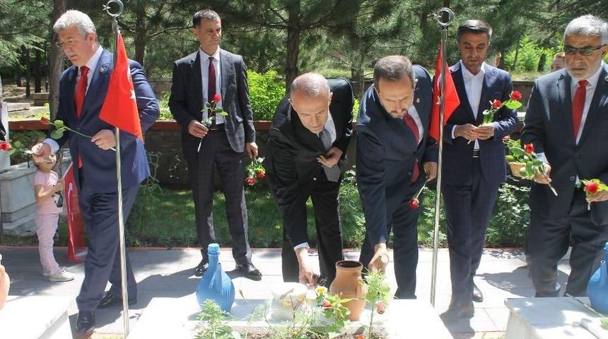 15 Temmuz Demokrasi Ve Milli Birlik G&uuml;n&uuml; Dolayısıyla Şehitlik Ziyaret Edildi