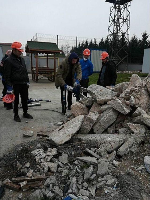 İzmit Belediyesi Arama Kurtarma Timi Kurdu