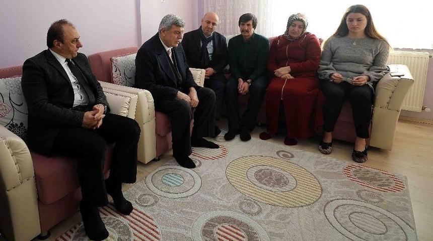 Başkan Karaosmanoğlu&rsquo;ndan Fırat Kalkanı Şehidinin Ailesine Ziyaret