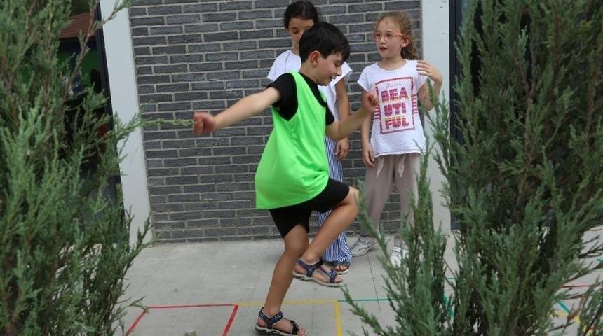 Serdivan&rsquo;da Minikler Geleneksel Sokak Oyunlarının Tadını &Ccedil;ıkarıyor