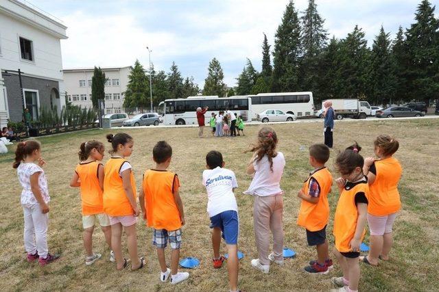 Serdivan’da Minikler Geleneksel Sokak Oyunlarının Tadını Çıkarıyor