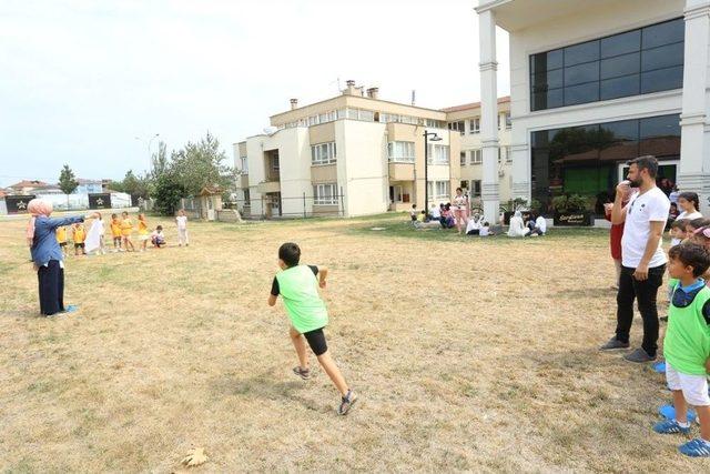 Serdivan’da Minikler Geleneksel Sokak Oyunlarının Tadını Çıkarıyor