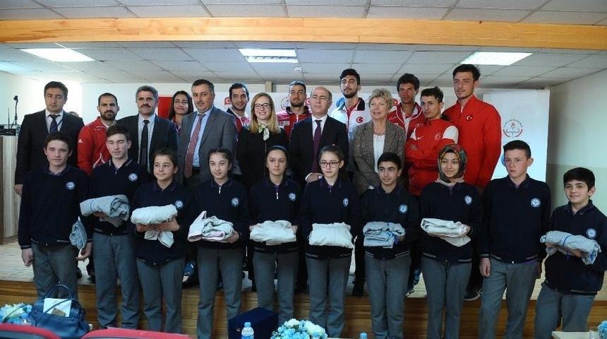 300&rsquo;den Fazla Yatılı B&ouml;lge Okuluna 50 Bin Spor Eşofmanı Desteği