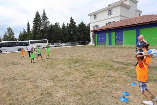 Serdivan’da Minikler Geleneksel Sokak Oyunlarının Tadını Çıkarıyor