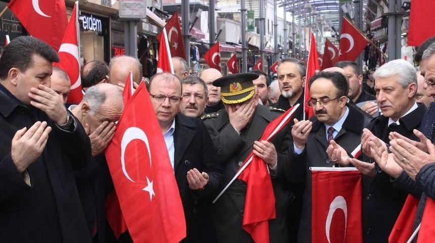 Tarihi Çarşıda Esnaf, Mehmetçik İçin Dua Etti