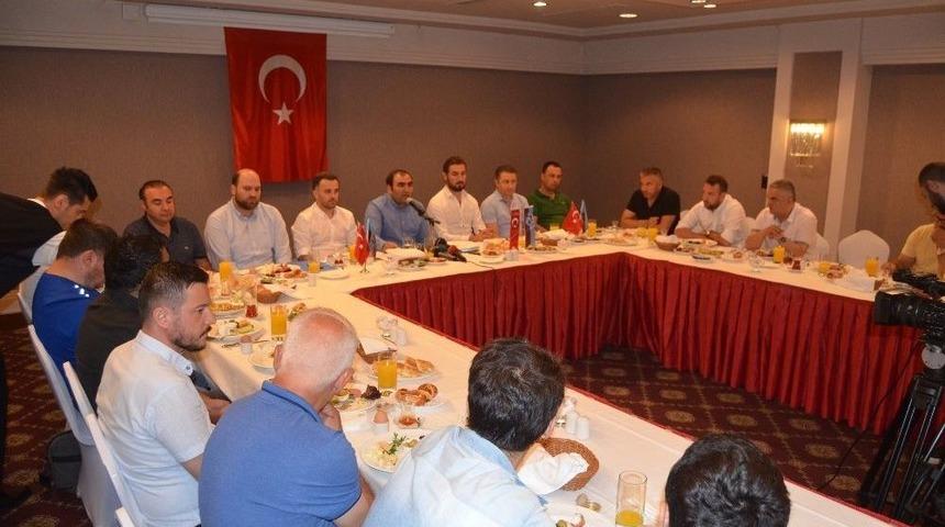 Abiş Hopikoğlu: "bizi Korsan Taksi Noktasına Getiriyorlar"