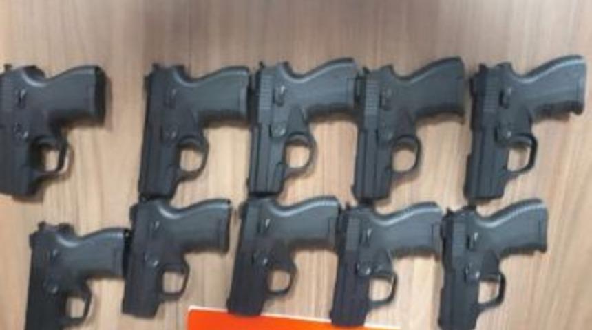 Trabzon&rsquo;da Mısır Unu &Ccedil;uvalına Saklanmış 10 Adet Silah Ele Ge&ccedil;irildi