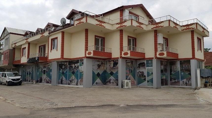 Yeni T&uuml;rkiye&rsquo;nin G&uuml;&ccedil;l&uuml; Kadınlarına Ve Gen&ccedil;liğine Hizmet Ediyoruz