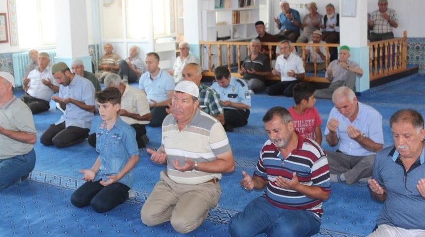 Dualar 15 Temmuz Şehitleri İ&ccedil;in Y&uuml;kseldi