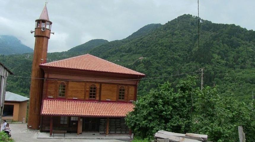 Camideki Rengarenk Motifler Ziyaret&ccedil;ilerin İlgi Odağı Oluyor