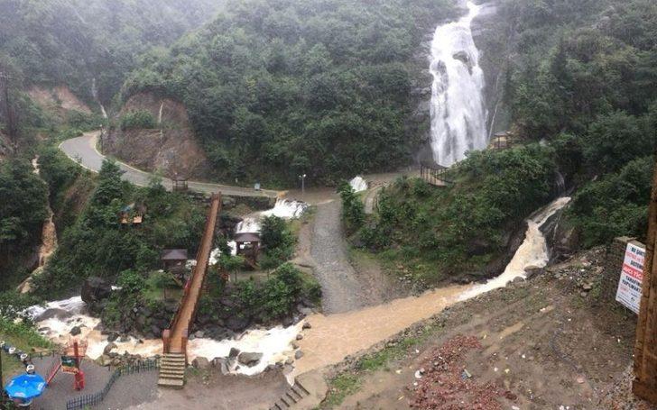 Turistik Şelaleden Aşırı Yağış Sonrası Çamur Aktı
