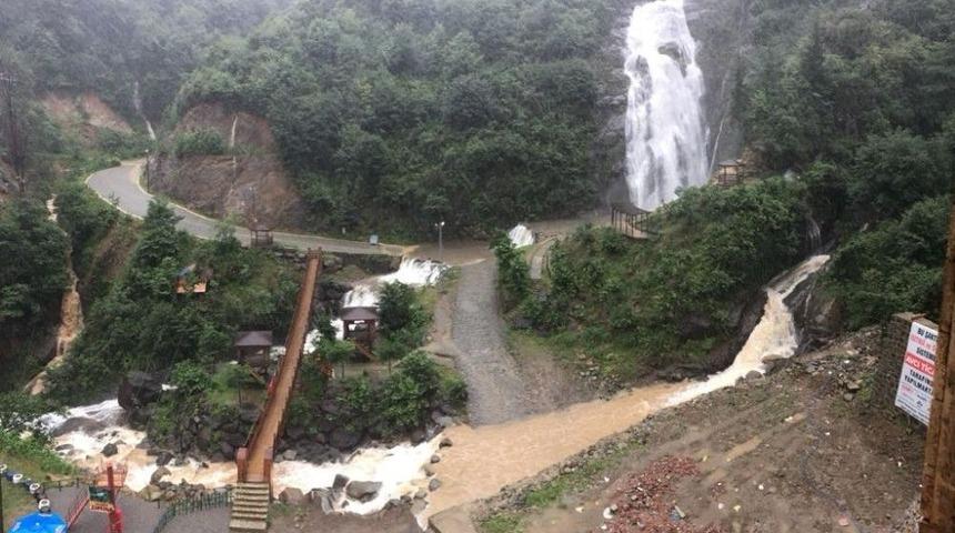 Turistik Şelaleden Aşırı Yağış Sonrası &Ccedil;amur Aktı