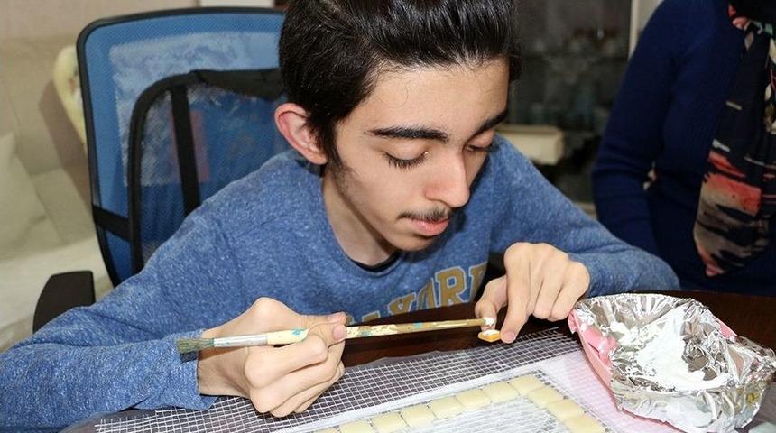 15 Yaşındaki Kas Hastası Baran, Mozaik Taşlardan Kuş Yaptı