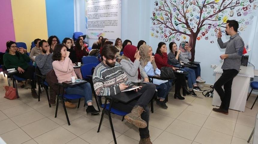Gen&ccedil;lerden İşaret Dili Kurslarına B&uuml;y&uuml;k İlgi