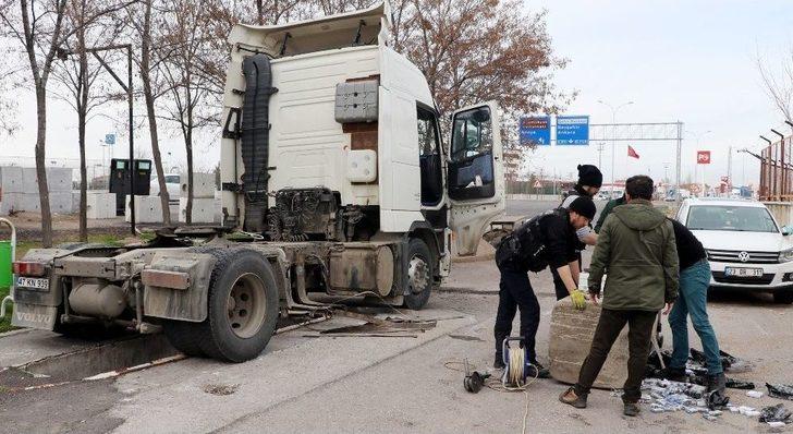 Tırın Mazot Deposundan 5 Bin Paket Kaçak Sigara Çıktı G2