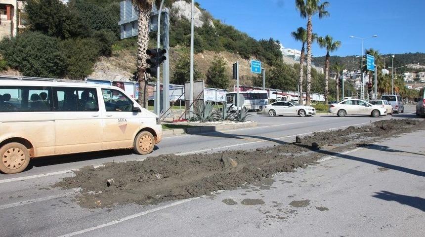 Hafriyatı Ana Caddeye D&ouml;kt&uuml;