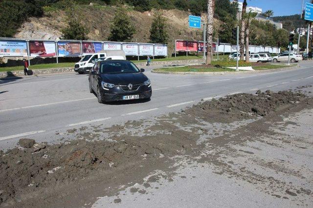 Hafriyatı Ana Caddeye Döktü