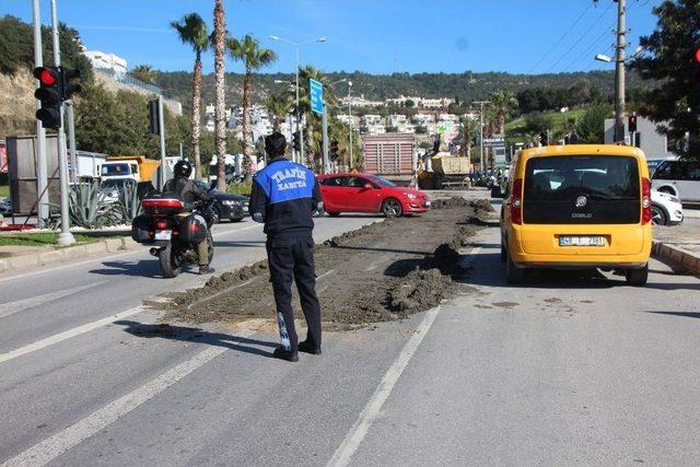 Hafriyatı Ana Caddeye Döktü