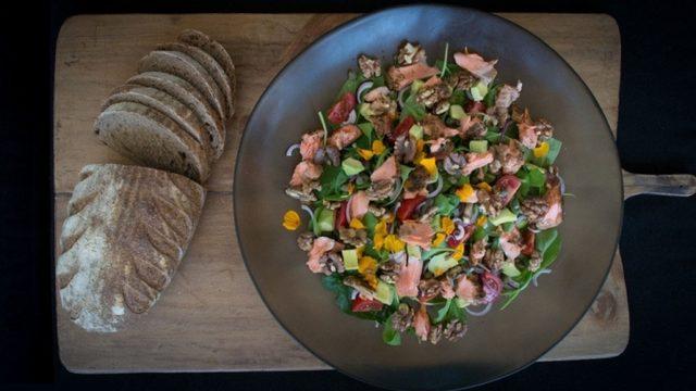 Kuruyemişli Avokadolu Somon Salata