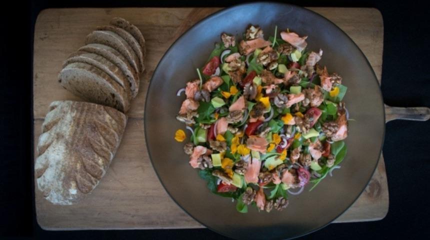 Kuruyemişli Avokadolu Somon Salata