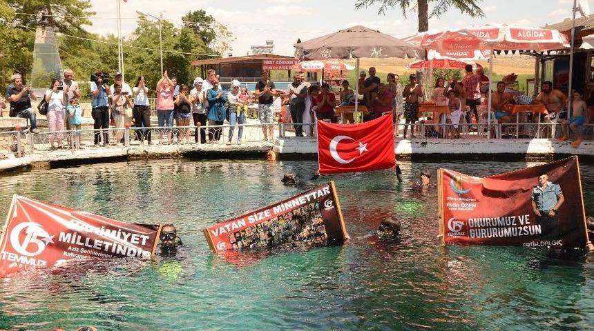 Dalgı&ccedil;lar 15 Temmuz Şehitleri İ&ccedil;in Suya Daldılar