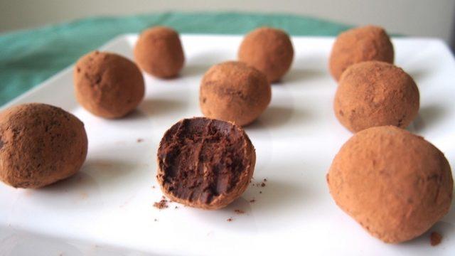 Bitter Çikolatalı Avokadolu Toplar