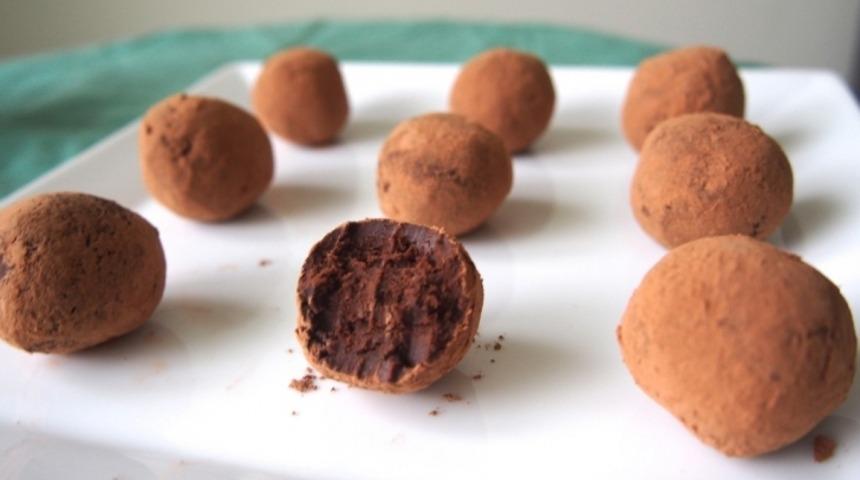 Bitter Çikolatalı Avokadolu Toplar