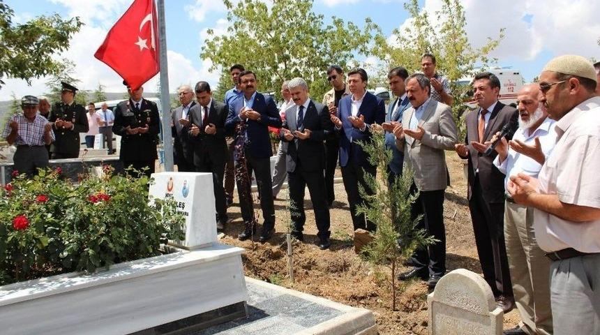 15 Temmuz Demokrasi Ve Milli Birlik G&uuml;n&uuml;&rsquo;nde Şehitlikler Ziyaret Edildi